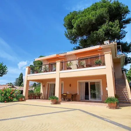 Вилла 1072 Beachfront El Paraiso Retreat With Pool & Bbq Эстепона