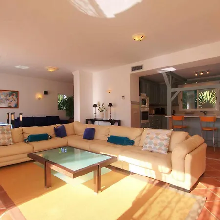 Вилла 1072 Beachfront El Paraiso Retreat With Pool & Bbq Эстепона