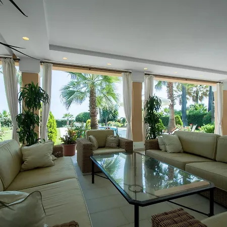 Villa 1072 Beachfront El Paraiso Retreat With Pool & Bbq