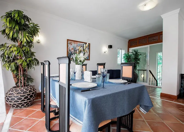Villa 1072 Beachfront El Paraiso Retreat With Pool & Bbq Estepona