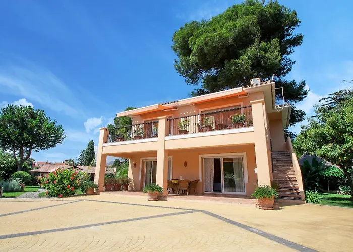 Villa 1072 Beachfront El Paraiso Retreat With Pool & Bbq Estepona