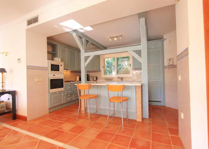 1072 Beachfront El Paraiso Retreat With Pool & Bbq Villa