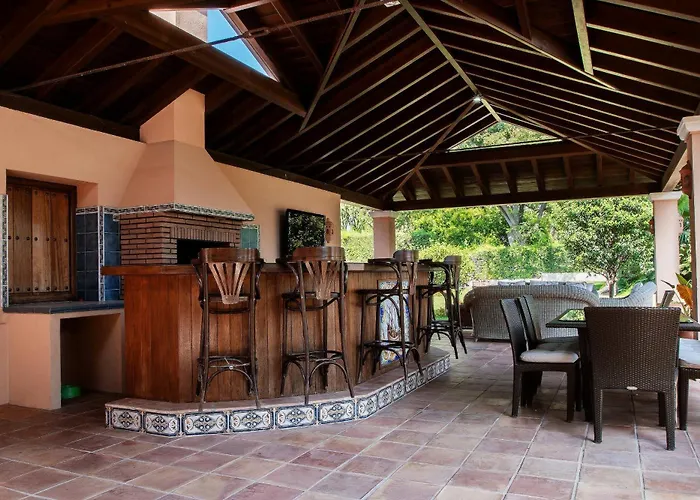 Villa 1072 Beachfront El Paraiso Retreat With Pool & Bbq Estepona