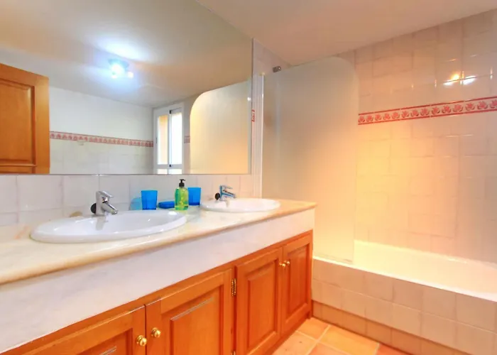 Villa 1072 Beachfront El Paraiso Retreat With Pool & Bbq *