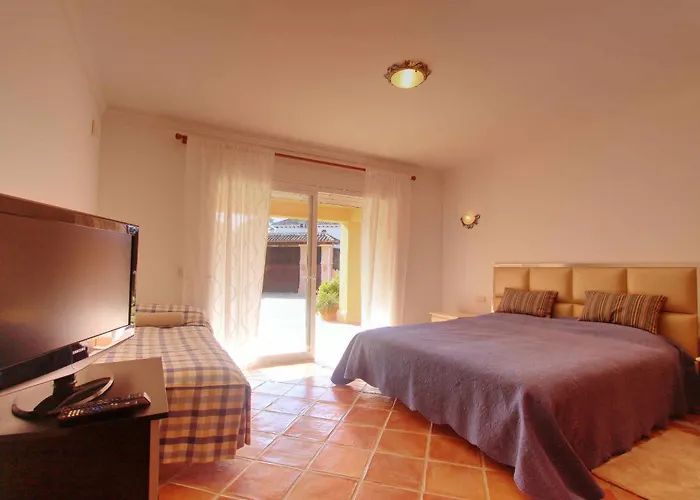 1072 Beachfront El Paraiso Retreat With Pool & Bbq Villa Estepona